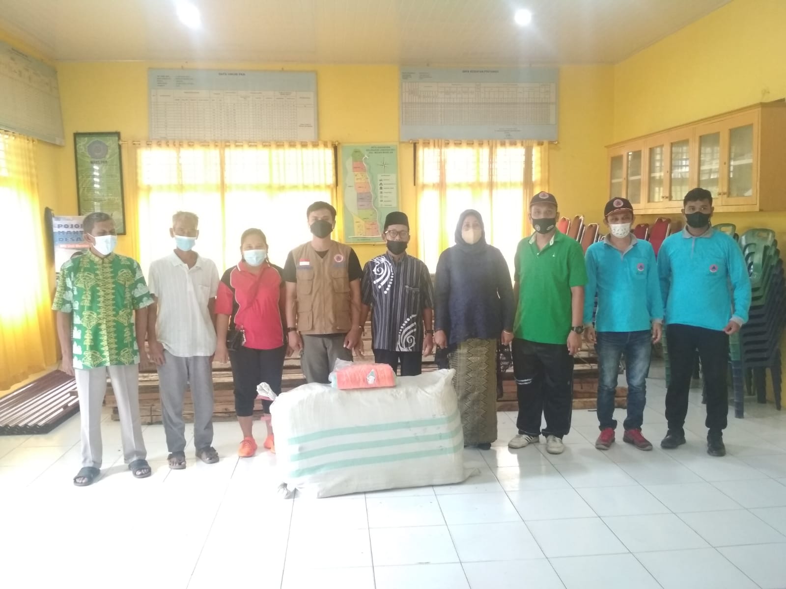 Penyerahan Bantuan kepada Masyarkat yang terkena Bencana Angin Puting Beliung di Jl. Young Panah Hijau Lingk. IX Kel. Labuhan Deli, Kec. Medan Marelan  